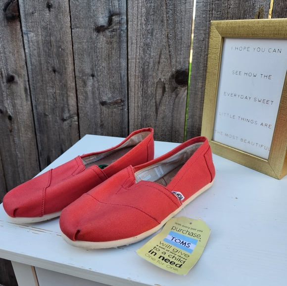 NWT TOMS Women's Classic Flat Color Coral Canvas Size 8 - Picture 1 of 5